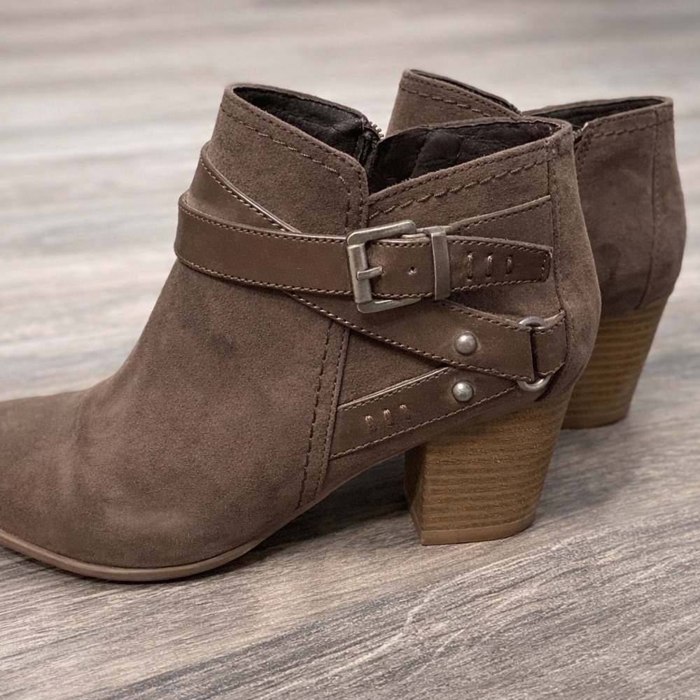 Brown Suede Ankle Boots w/ Buckle Strap & Stacked Heel – Women’s Size 8
